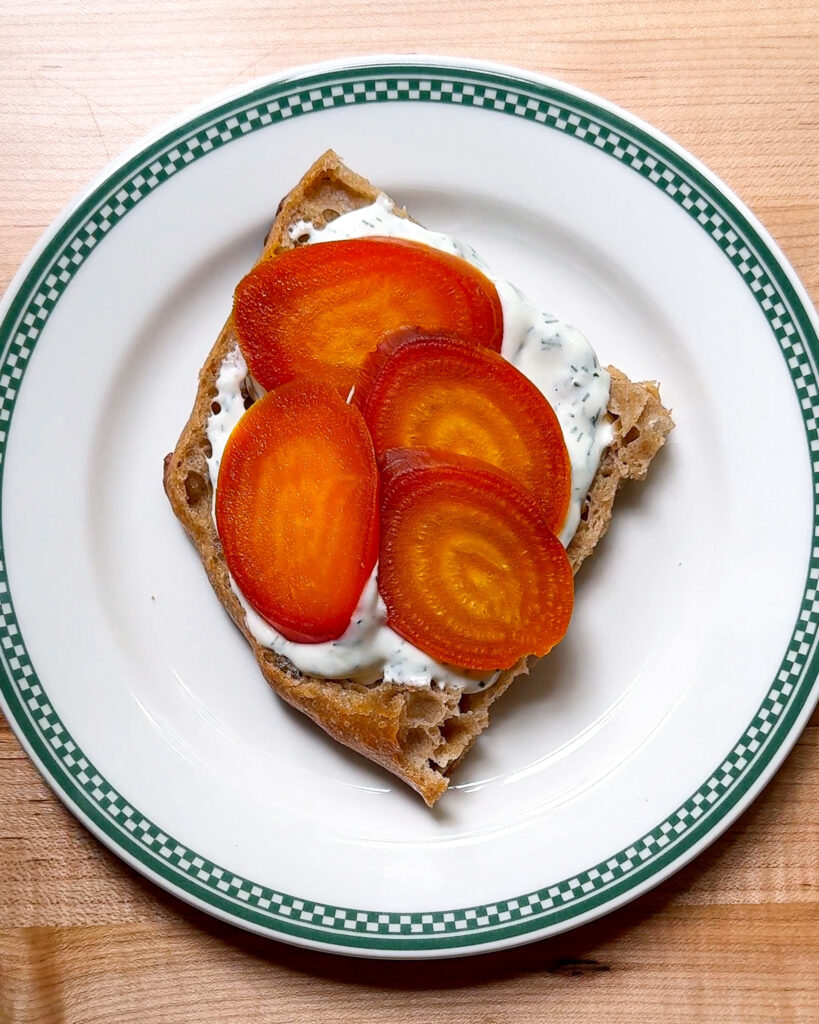 Beets on top of the skyr spread on toast