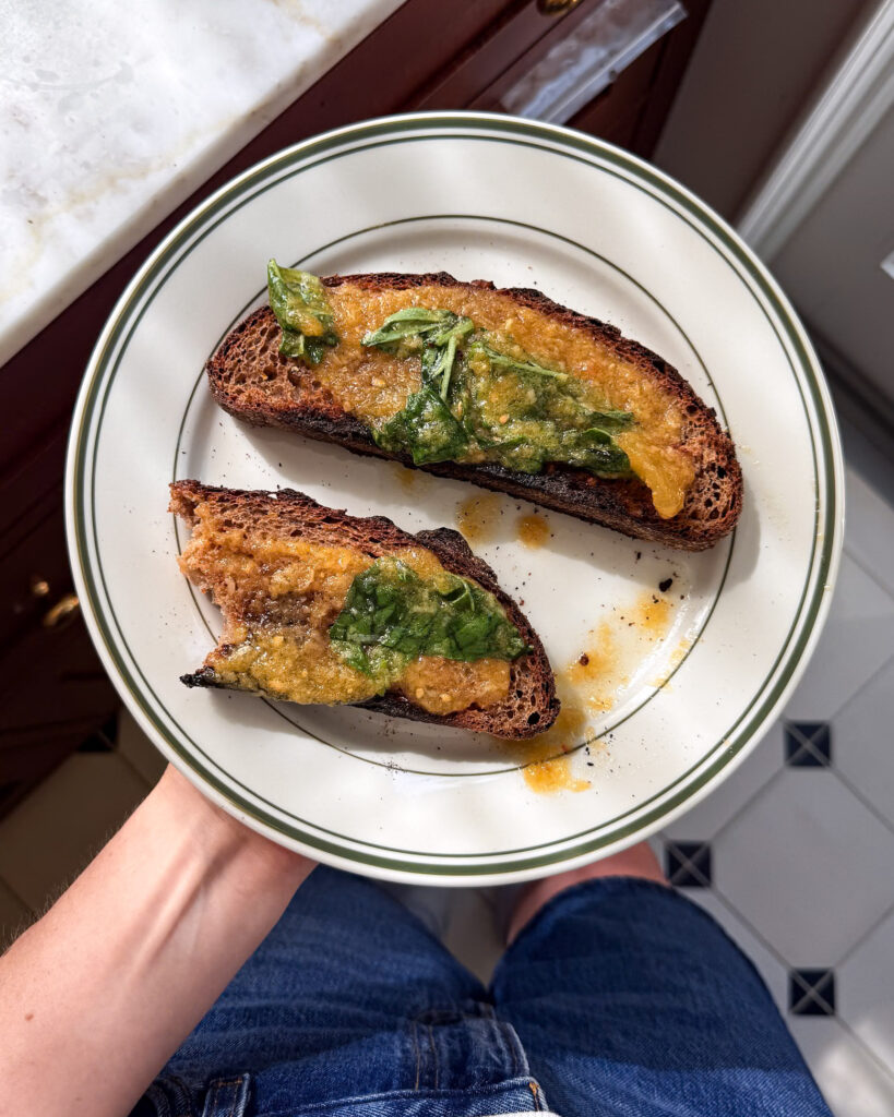 Pan con tomate on a plate.